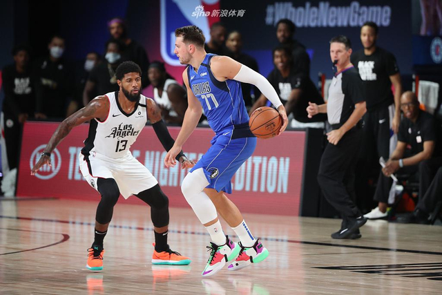 他的脚踝更 他的脚踝更